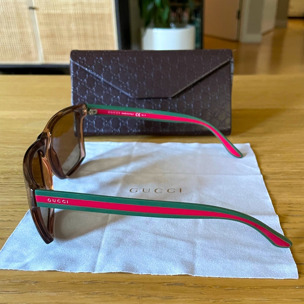 Gucci SU glasses with Gucci stripes on the side